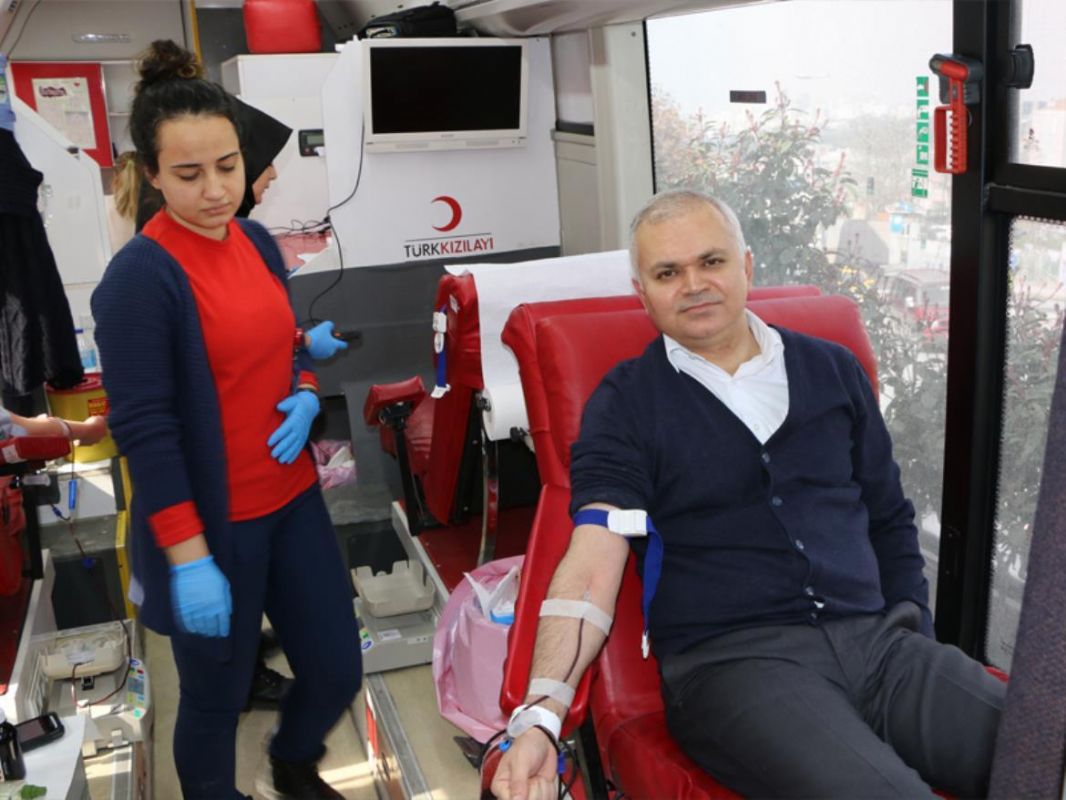 ONUR MARKET’TEN KIZILAY’A KAN BAĞIŞI DESTEĞİ