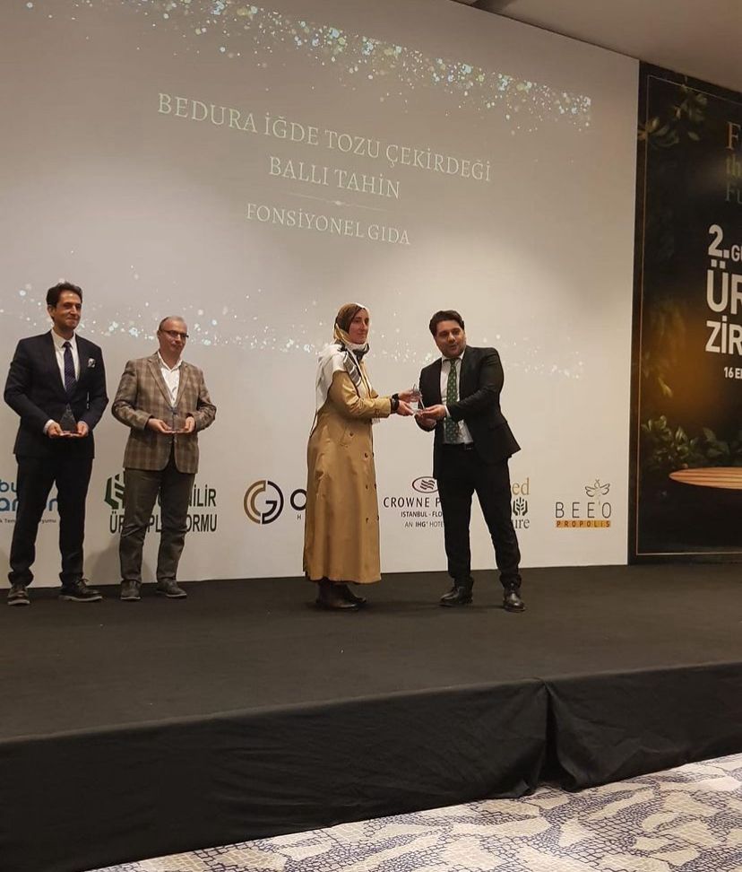 Başkanımız Faruk Güzeldere Güvenilir Ürün Zirvesinde Markalara Ödüllerini Teslim Etti