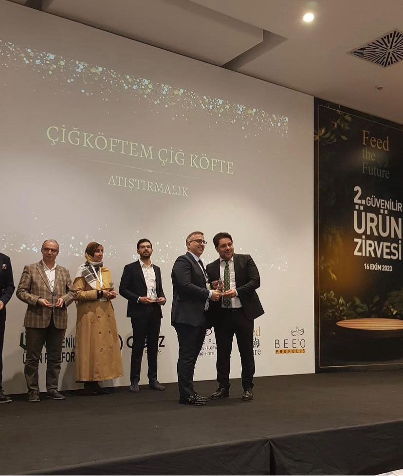 Başkanımız Faruk Güzeldere Güvenilir Ürün Zirvesinde Markalara Ödüllerini Teslim Etti