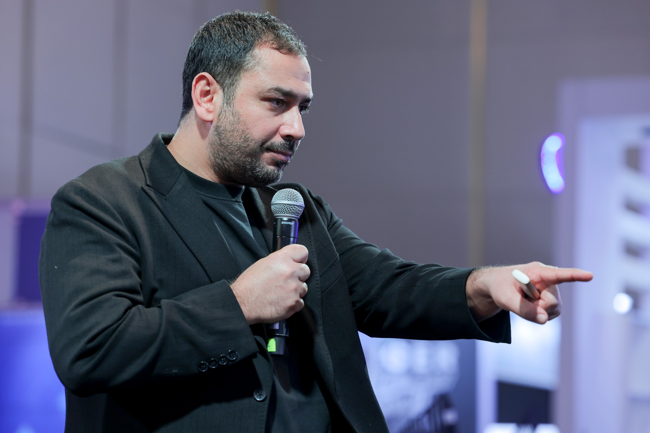 Cengiz Ferhat Altay, Yerelist 2025’te “Mizah ‘İş’e Yarıyor” oturumunda mizahın iş yaşamında iletişim, motivasyon ve liderlik gibi alanlarda etkili bir araç olduğunu anlattı.