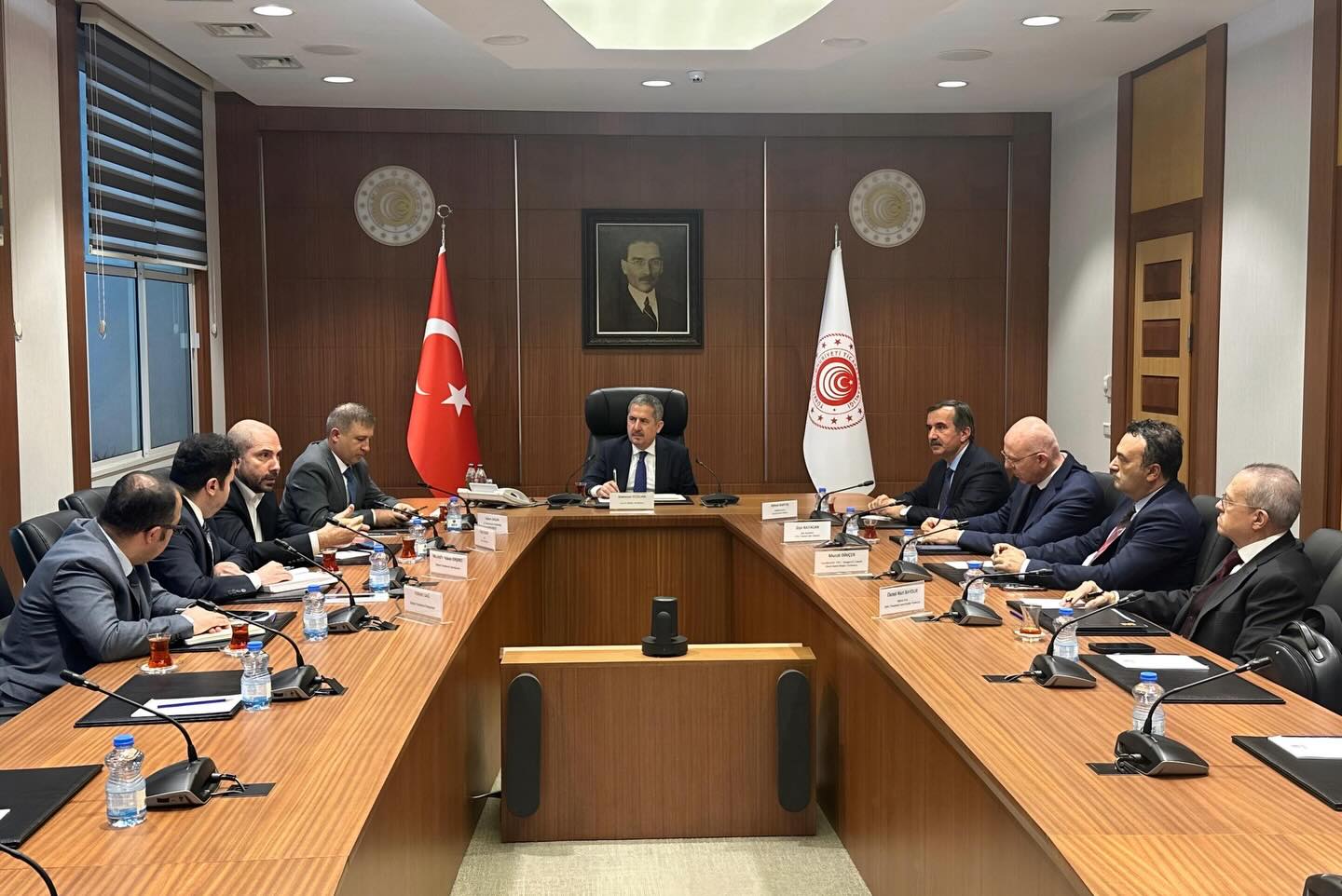 Bugün Ticaret Bakan Yardımcısı Mahmut Gürcan başkanlığında, perakende sektör temsilcileriyle piyasa dengelerinin değerlendirildiği kapsamlı bir toplantı gerçekleştirildi.