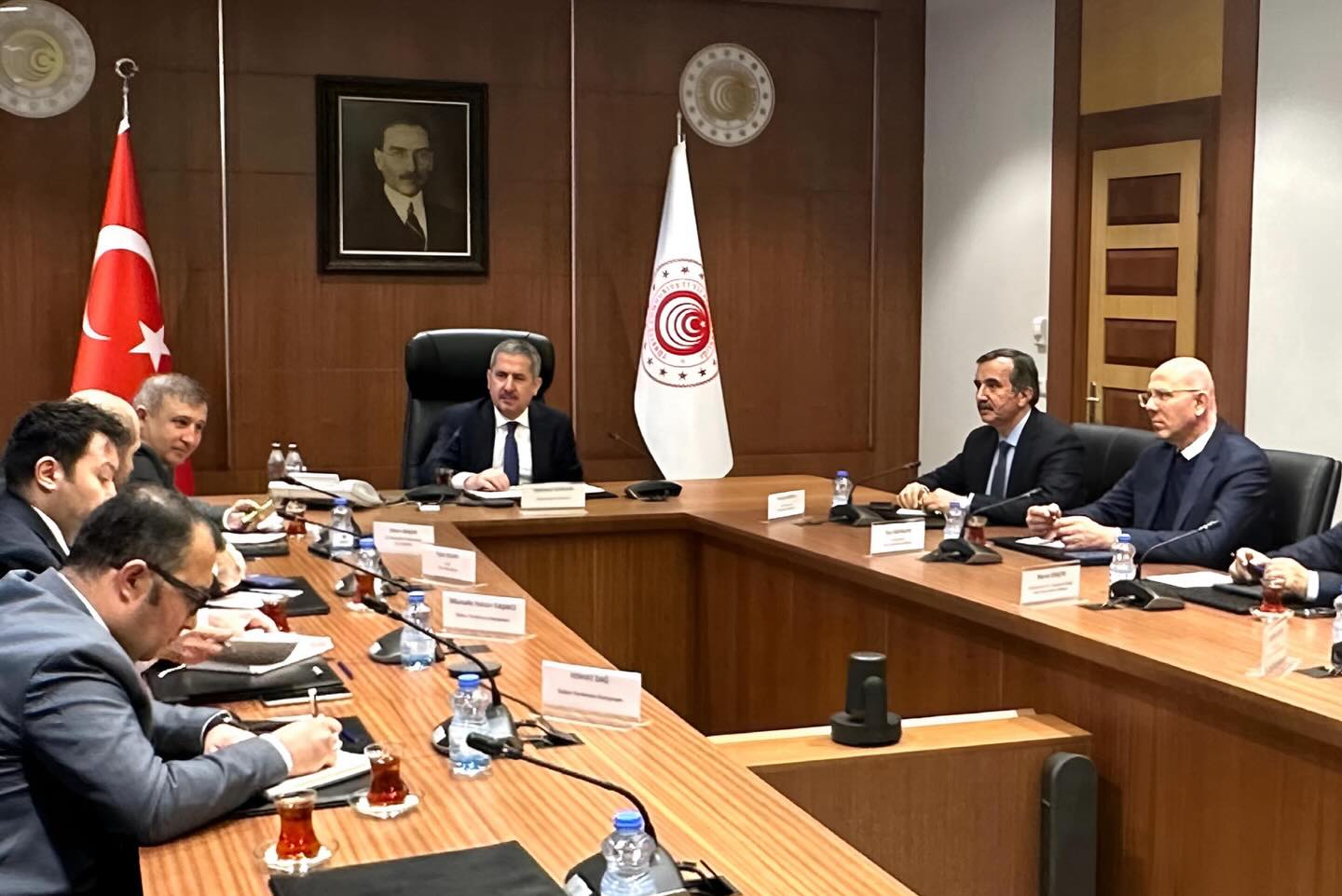 Bugün Ticaret Bakan Yardımcısı Mahmut Gürcan başkanlığında, perakende sektör temsilcileriyle piyasa dengelerinin değerlendirildiği kapsamlı bir toplantı gerçekleştirildi.