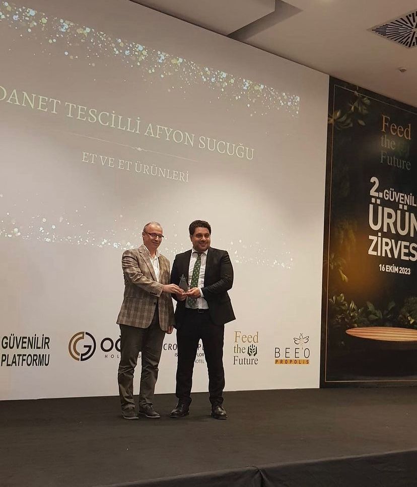Başkanımız Faruk Güzeldere Güvenilir Ürün Zirvesinde Markalara Ödüllerini Teslim Etti