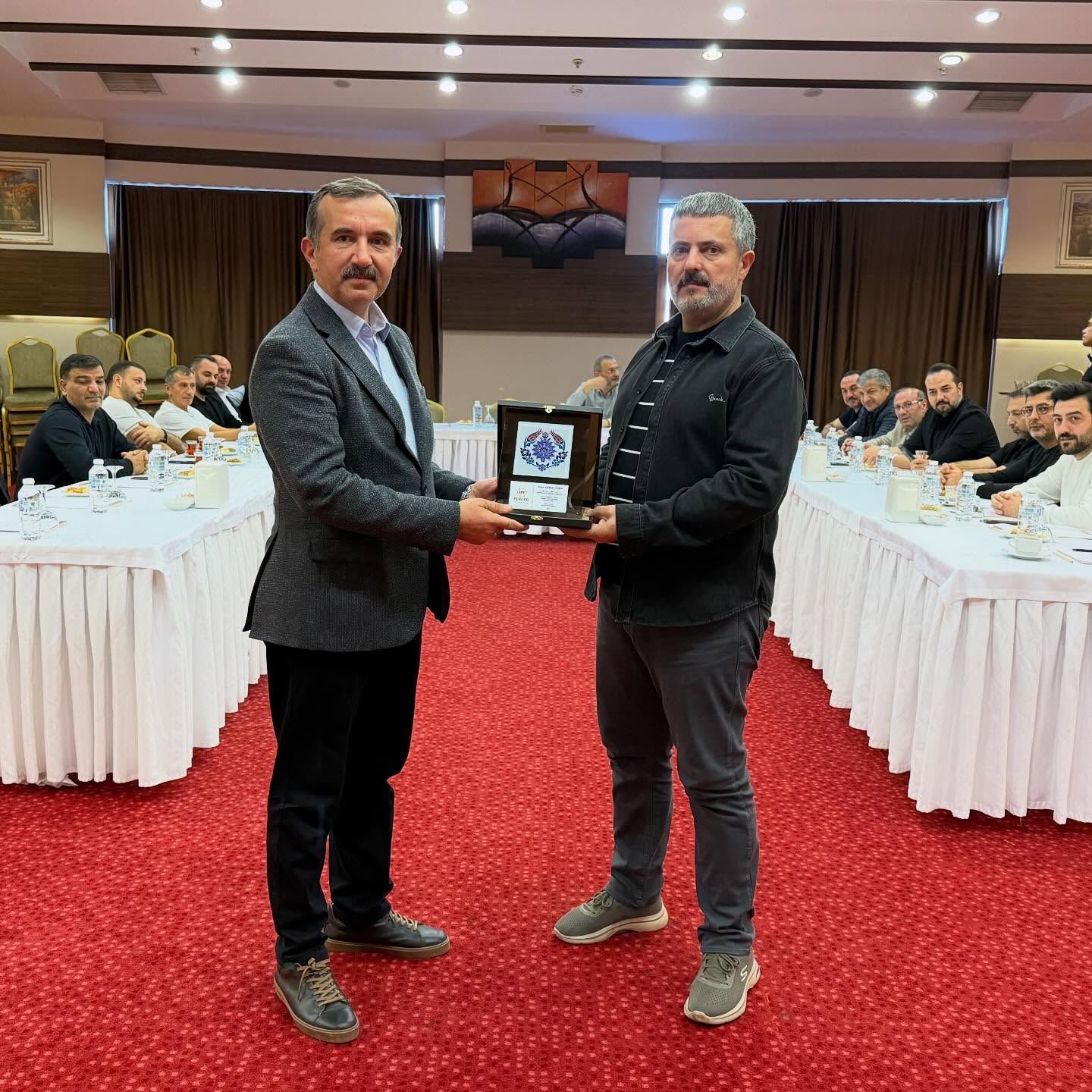Değerli üyemiz Cemal Özen’i (Onur Market), Manisa Salihli’deki Onursal Tarım seralarında ülkemize sağladığı katkılar dolayısıyla tebrik ediyoruz.