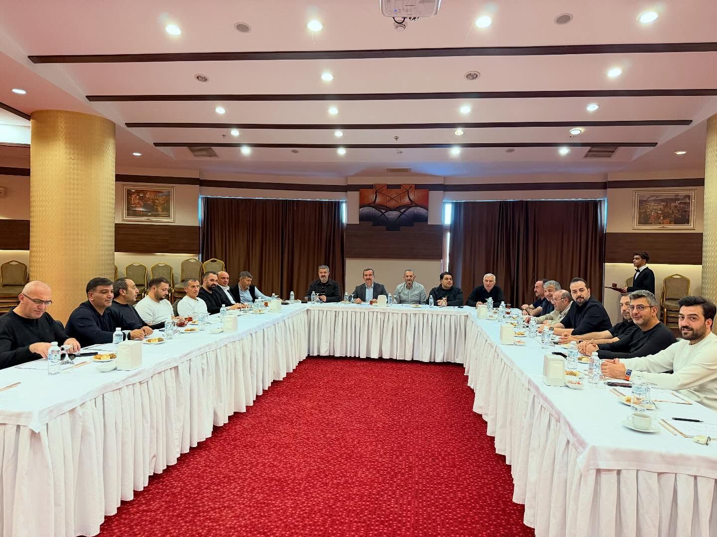Başkanımız Rahmi Kartal liderliğinde, Olağan Yönetim Kurulu ve Yüksek İstişare Kurulu Toplantılarımızı Onur Market ve Mopaş Market ev sahipliğinde gerçekleştirdik.