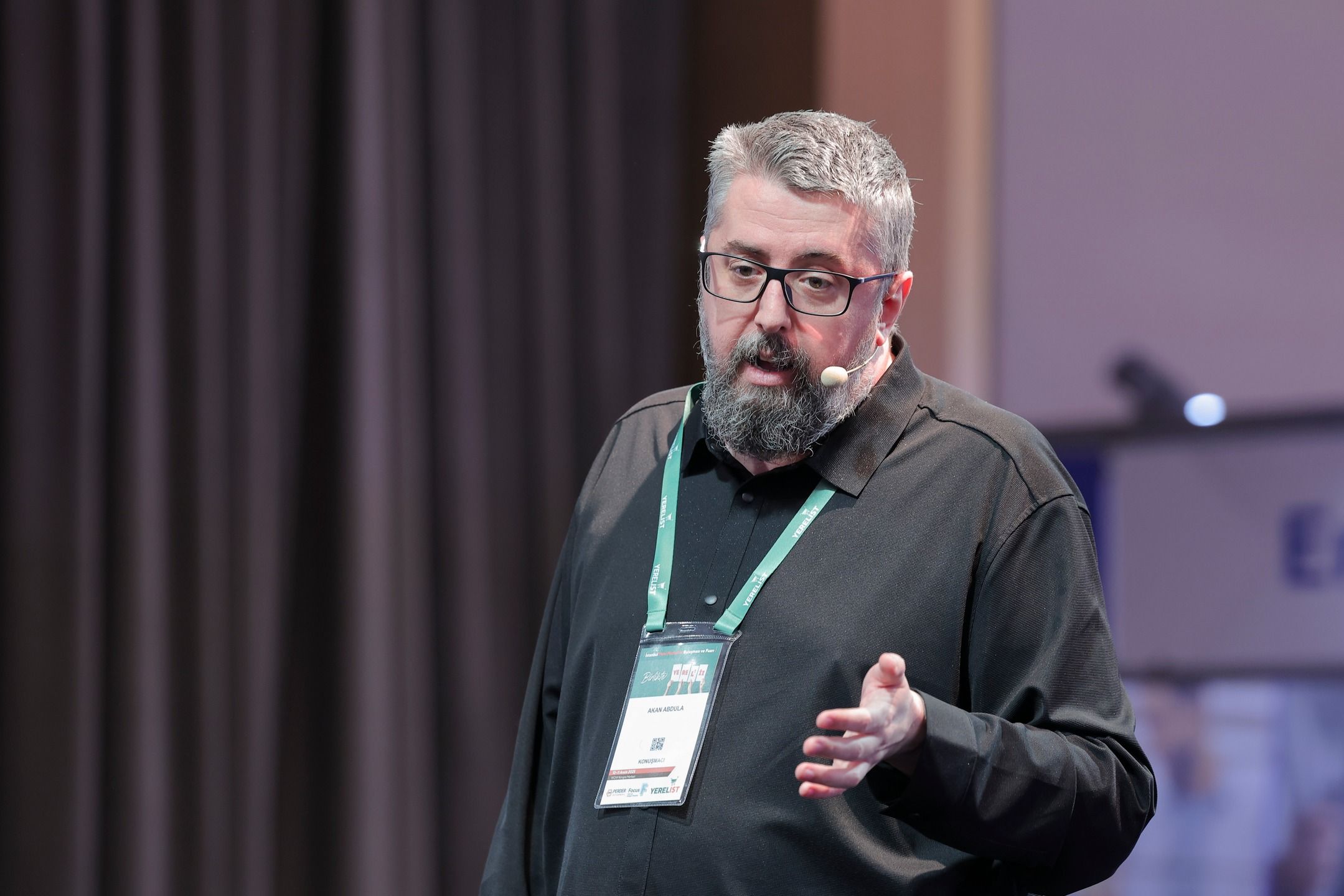 FutureBright Group Kurucu Ortağı Akan Abdula, Yerelist 2025’te “Radikal Müşteri Deneyimi” konuşmasında markaların artık yalnızca “iyi” olmanın ötesine geçmesi gerektiğini vurguladı.