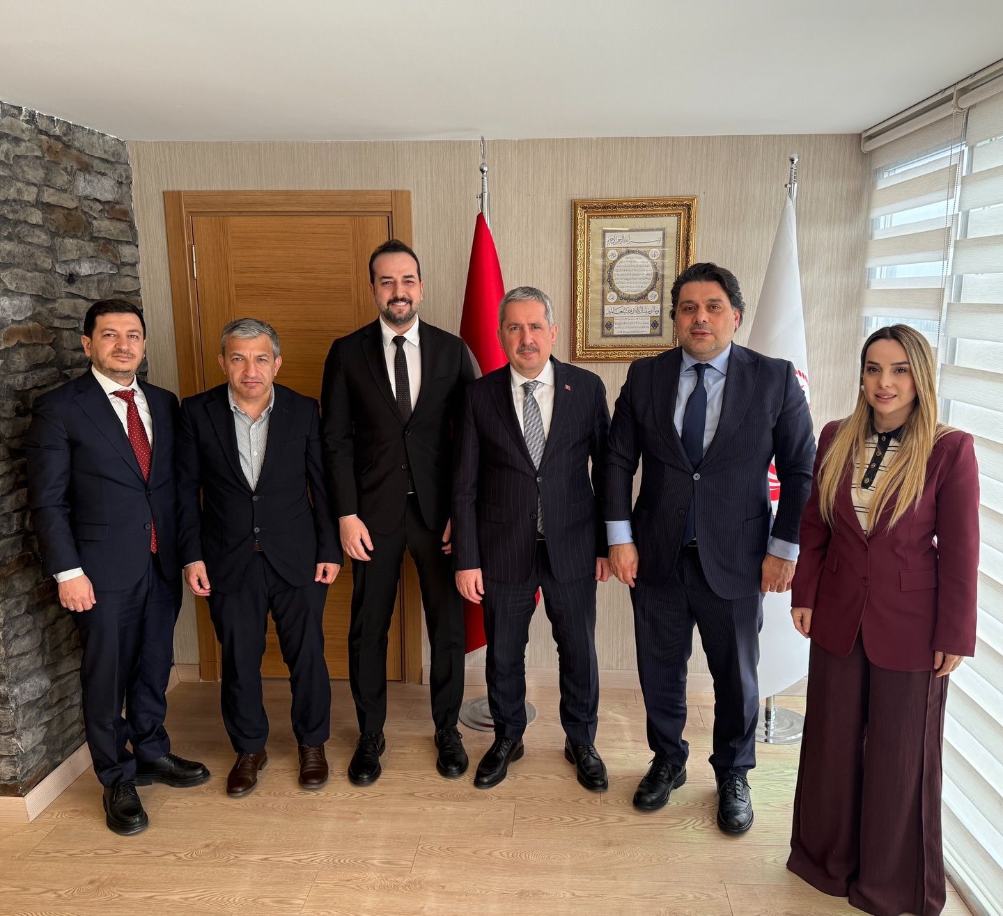 Önceki Dönem Başkanımız Faruk Güzeldere, Başkan Yardımcımız Zeyd Altun ve Yönetim Kurulu Üyelerimizle birlikte Ticaret Bakan Yardımcısı Mahmut Gürcan’ı makamında ziyaret ettik.